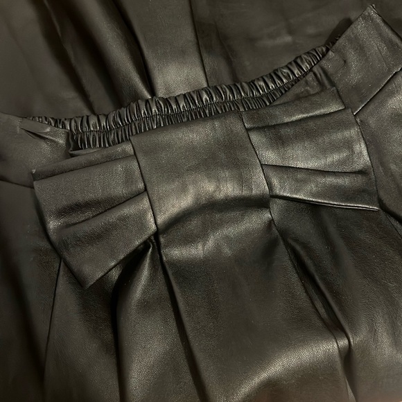 Frnch skirt with bow waist detail. - Picture 1 of 3